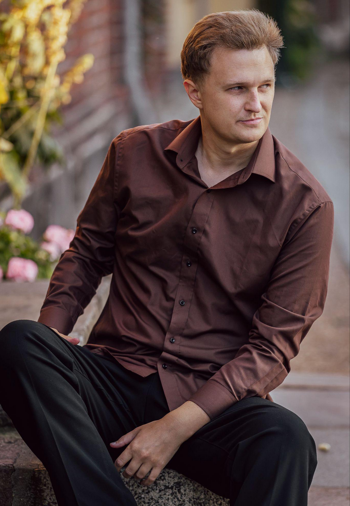 Peter i en brun FormTailor-skjorte